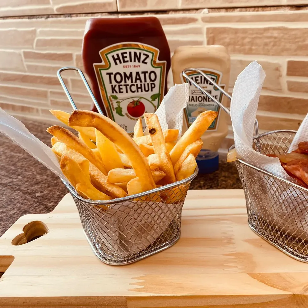 Cestas de batata frita com ketchup e maionese