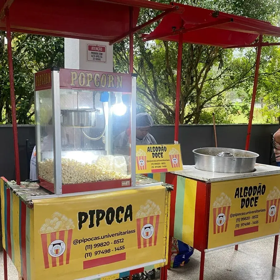 Carrinho de pipoca e algodão doce com a marca aplicada