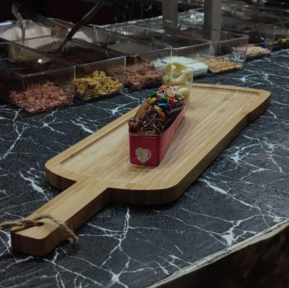 Mesa de churros com morangos e coberturas