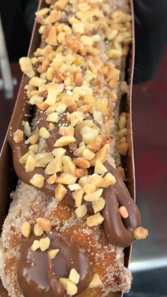 Churros coberto com chocolate e amendoim