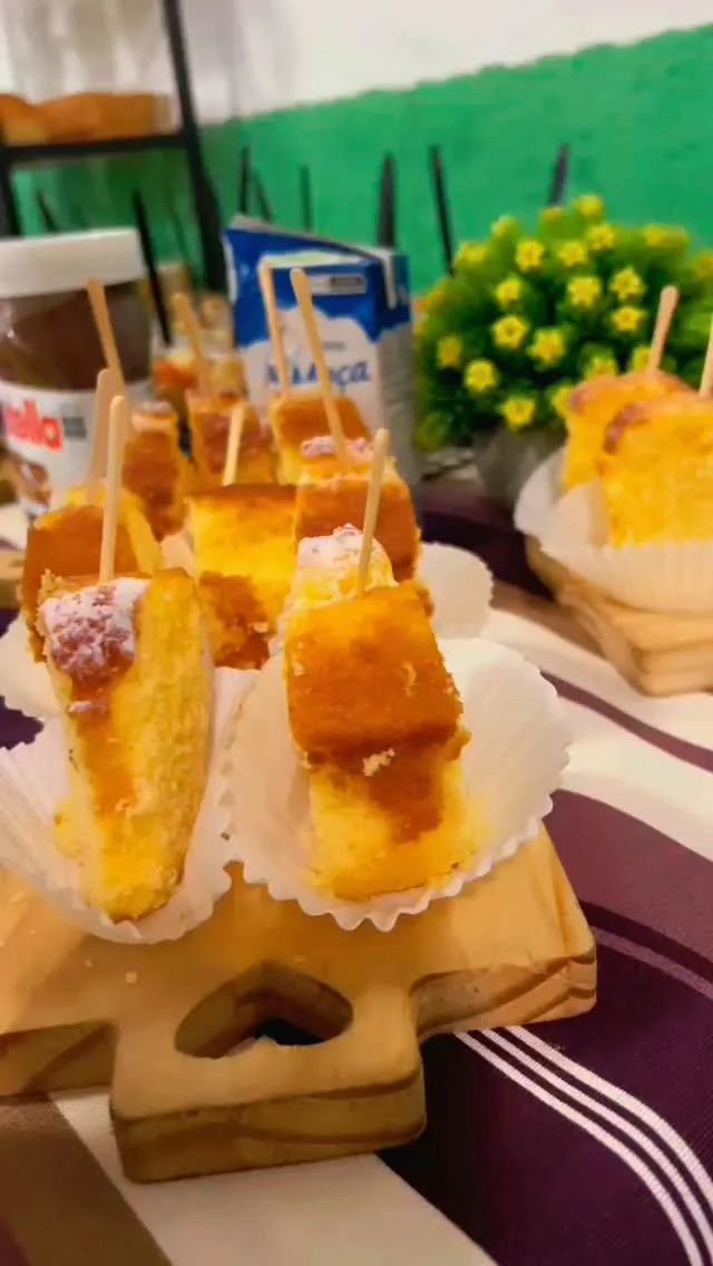Mesa com mini salgados servidos em evento
