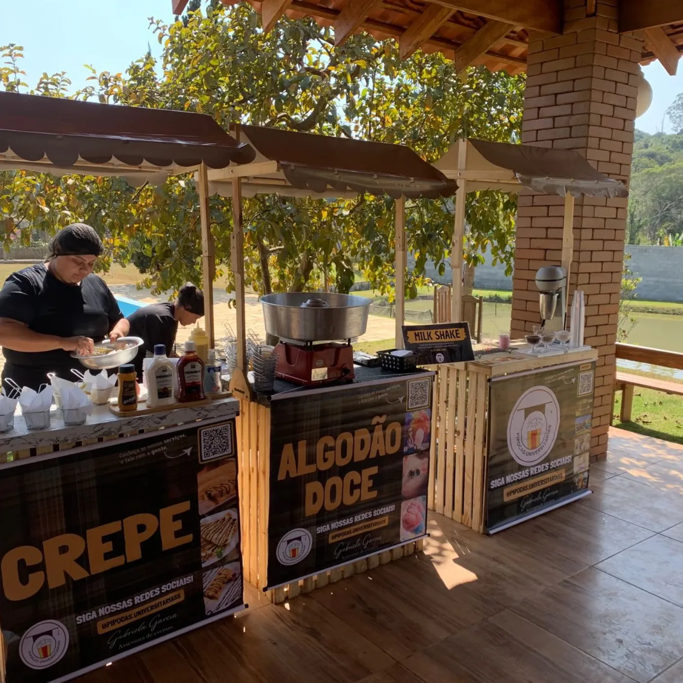 Carrinhos de crepe e algodão doce montados em um evento