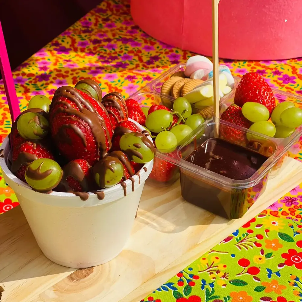 Fondue com morangos, uvas e calda de chocolate