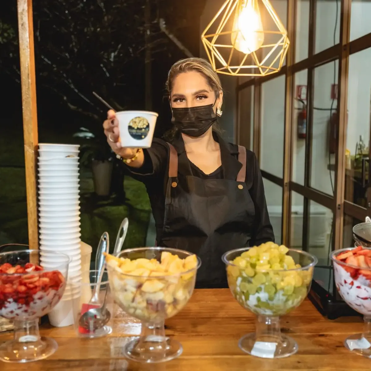 Estação de fondue com frutas picadas na hora