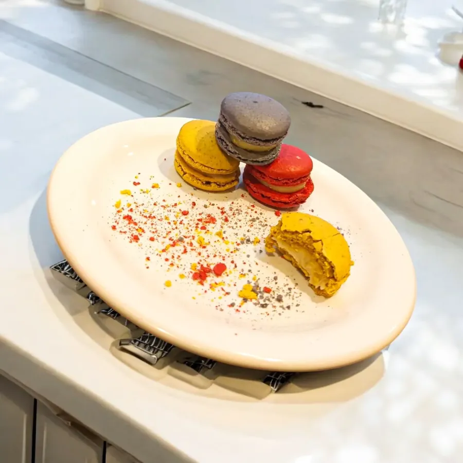 Macarons coloridos servidos em prato