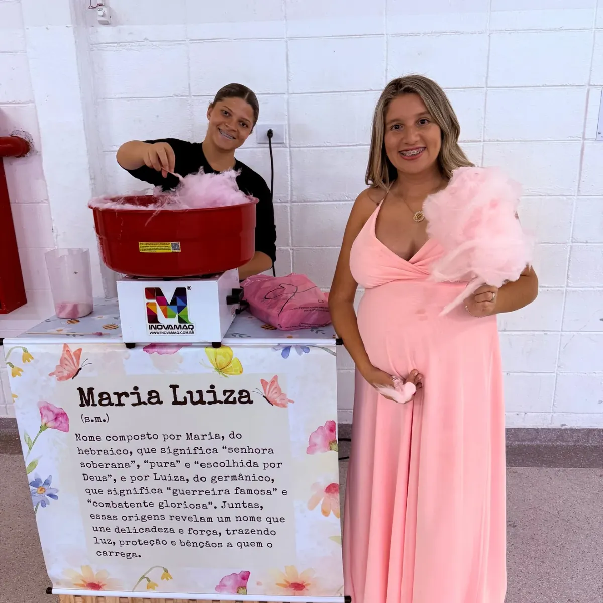Mesa de festa personalizada com doces e pipoca