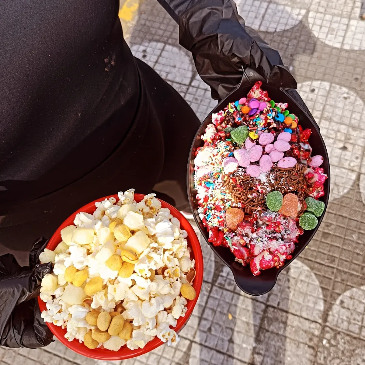 Barca e balde de pipoca doce com confeitos coloridos