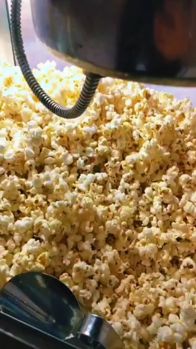 Pipoca saindo da panela na barraca